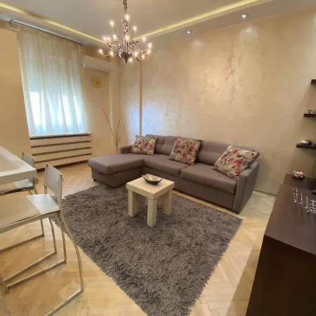 Center Apartment *